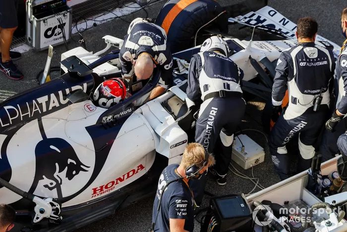 Daniil Kvyat, AlphaTauri AT01, en pit lane