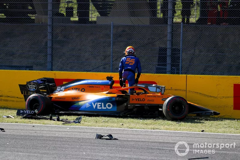 Carlos Sainz Jr., McLaren MCL35 después de chocar