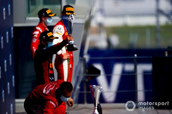 Yuki Tsunoda, Carlin festeggia sul podio con il trofeo