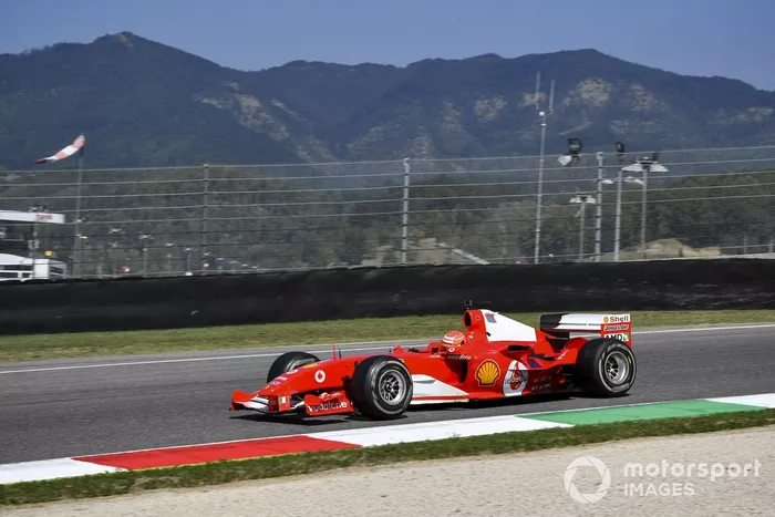 Mick Schumacher conduce el Ferrari F2004 con el que ganó el campeonato Michael Schumacher, en una carrera de demostración para celebrar el Gran Premio número 1000 de Ferrari 