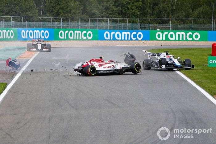 Antonio Giovinazzi, Alfa Romeo Racing C39 choca con la barrera y su neumático suelto golpea el monoplaza de George Russell, Williams FW43