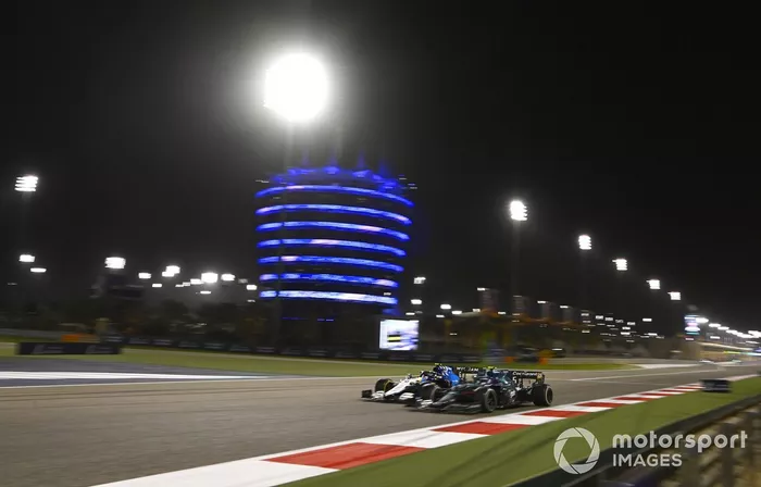 Sebastian Vettel, Aston Martin AMR21, Nicholas Latifi, Williams FW43B