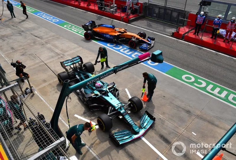 Sebastian Vettel, Aston Martin AMR21, ai box