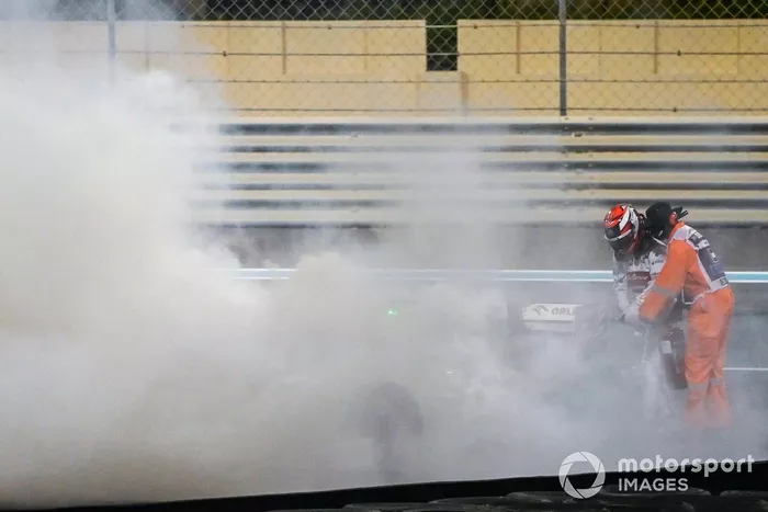 Kimi Raikkonen, Alfa Romeo Racing C39 detenido en la pista con el motor en llamas