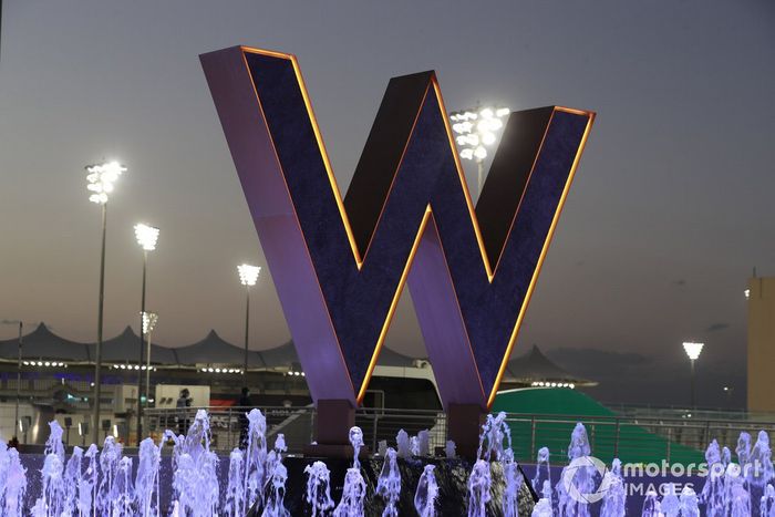 Entrada al hotel W Yas 