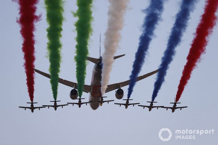 El equipo de exhibición de la Fuerza Aérea de los EAU, Al Fursan, escolta un Boeing 787 Dreamliner de Etihad sobre el circuito
