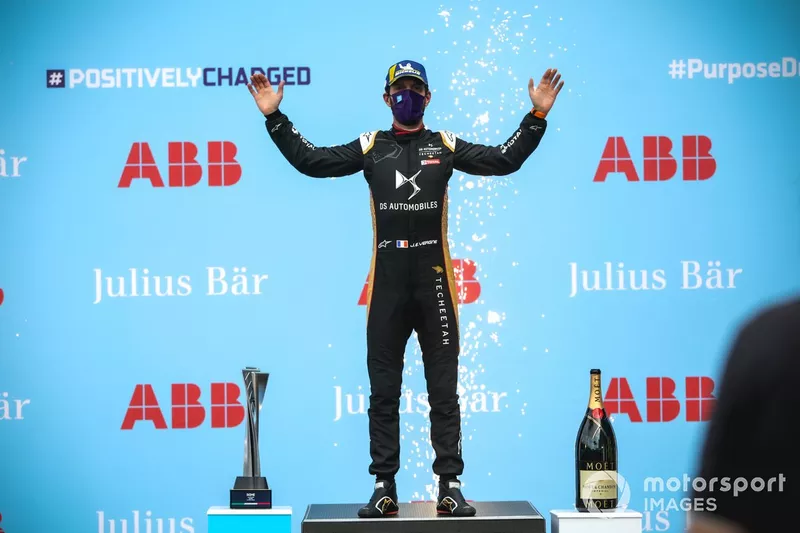 Jean-Eric Vergne, DS Techeetah celebra en el podio su victoria en Roma