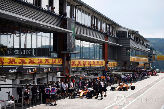 Los McLaren de Stoffel Vandoorne, McLaren MCL33, yLando Norris, McLaren MCL33