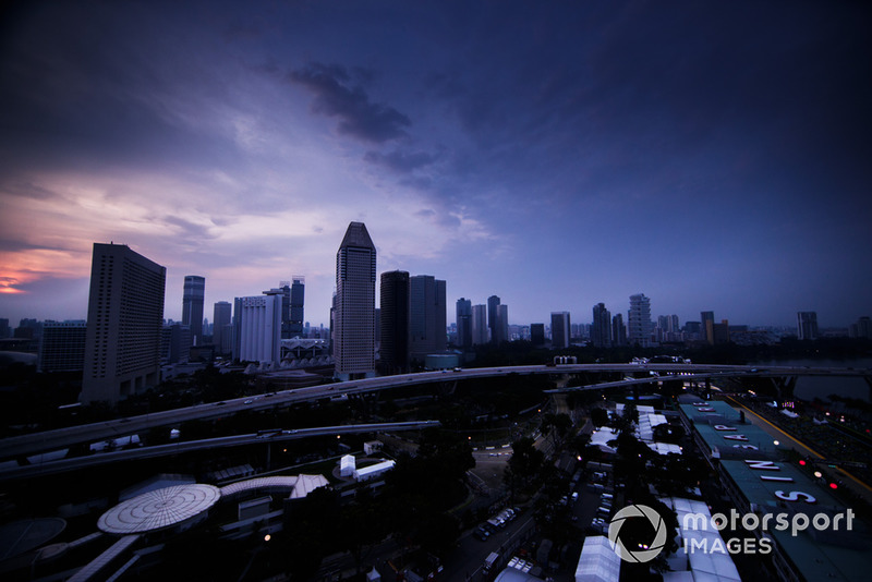 Light fades at the circuit as Qualifying gets under way