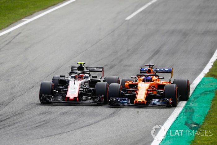 Kevin Magnussen, Haas F1 Team VF-18, y Fernando Alonso, McLaren MCL33, rueda a rueda