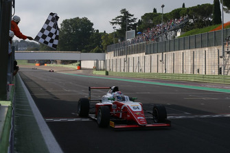Olli Caldwell, Prema Theodore Racing, prende la bandiera a scacchi