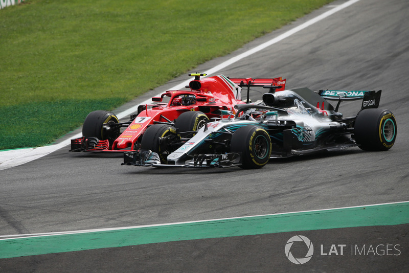 Lewis Hamilton, Mercedes AMG F1 W09 Kimi Raikkonen, Ferrari SF71H