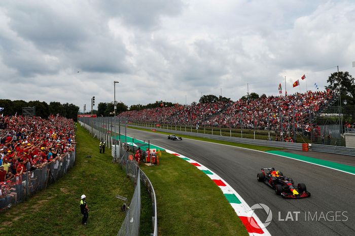 Max Verstappen, Red Bull Racing RB14, leads Valtteri Bottas, Mercedes AMG F1 W09