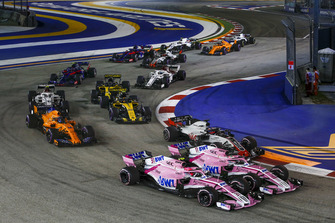 Esteban Ocon, Racing Point Force India VJM11, Sergio Perez, Racing Point Force India VJM11 en Romain Grosjean, Haas F1 Team VF-18