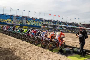 Start van race 2 met Jeffrey Herlings, Red Bull KTM Factory Racing