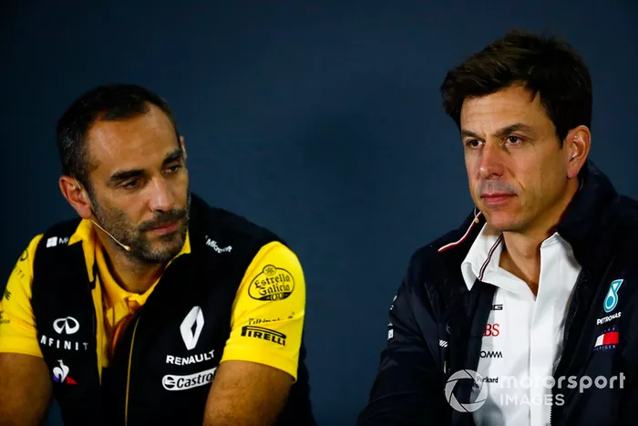 Cyril Abiteboul, Renault Sport F1 Team, y Toto Wolff, Mercedes AMG F1