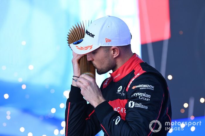 Jake Dennis, Andretti Autosport, 1ª posición, besa su trofeo en el podio