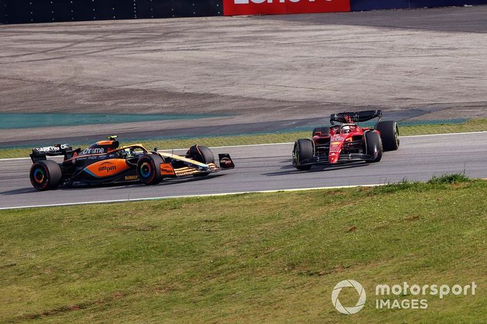El contacto entre Lando Norris, McLaren MCL36, y Charles Leclerc, Ferrari F1-75, resulta en un trompo