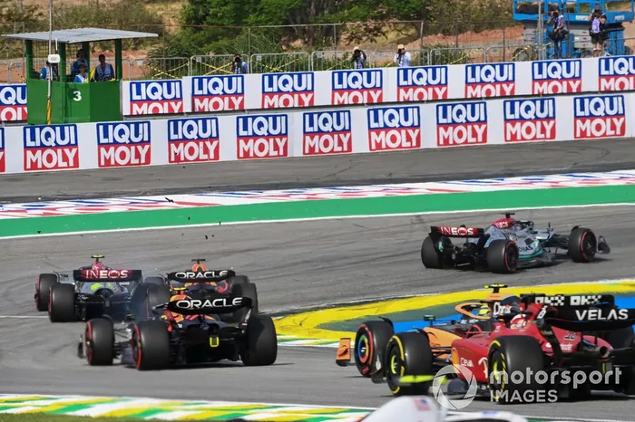 Max Verstappen, Red Bull Racing RB18, choca con Lewis Hamilton, Mercedes W13