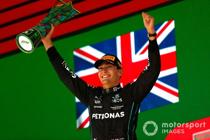 Podio: ganador George Russell, Mercedes AMG