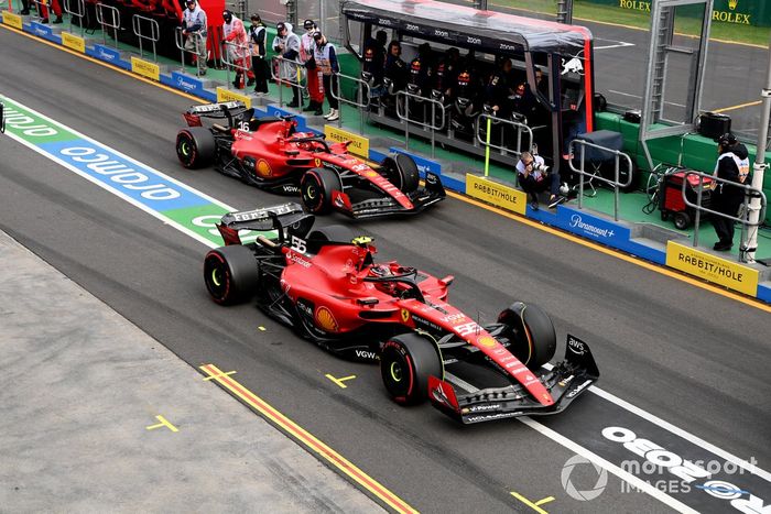 Carlos Sainz, Ferrari SF-23, Charles Leclerc, Ferrari SF-23, salir del garaje