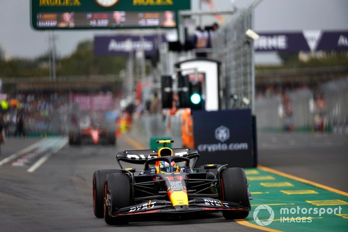 Sergio Pérez, Red Bull Racing RB19, sale de boxes