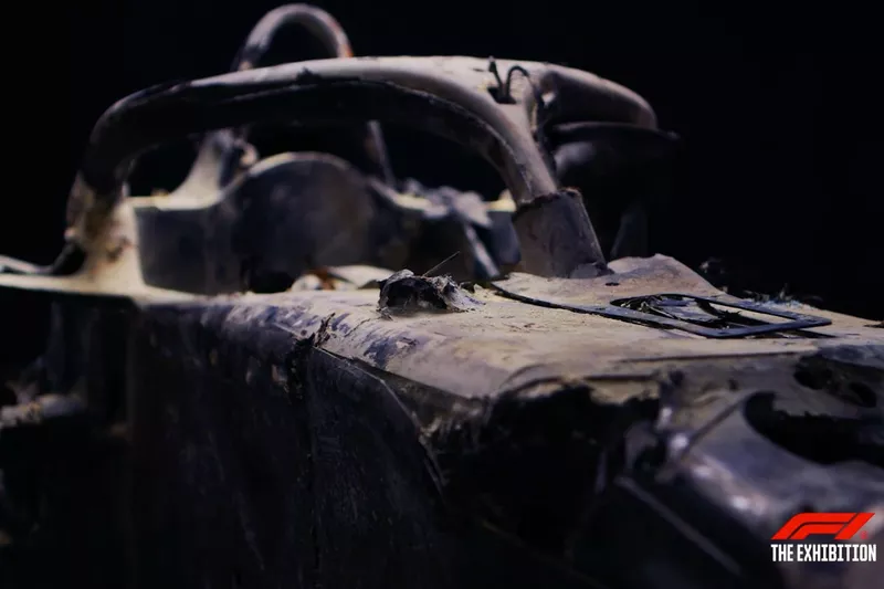 Exposition de la monoplace de Romain Grosjean après l'accident du GP de Bahreïn 2020