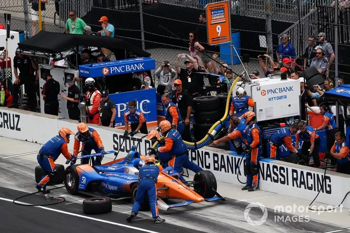 Scott Dixon, Chip Ganassi Racing Honda, pit stop