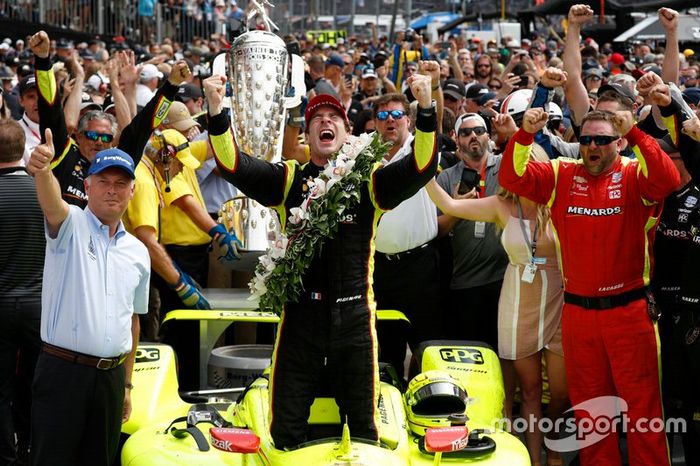 Race Winner Simon Pagenaud, Team Penske Chevrolet