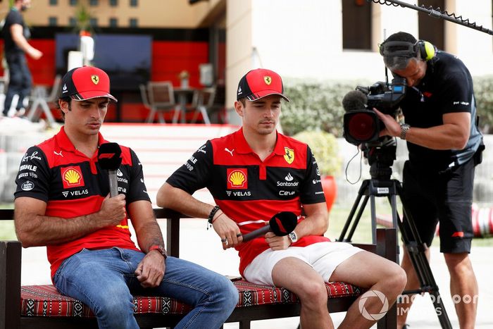 Charles Leclerc, Ferrari y Carlos Sainz Jr., Ferrari hablan con la prensa