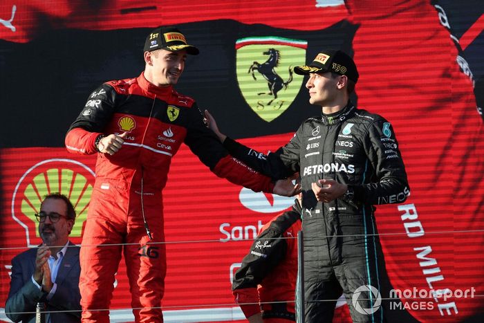 Charles Leclerc, Ferrari, ganador, George Russell, Mercedes-AMG, tercero, en el podio