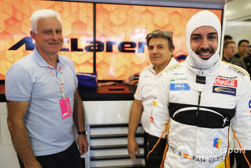 Jose Luis Alonso dans le garage avec son fils Fernando Alonso, McLaren