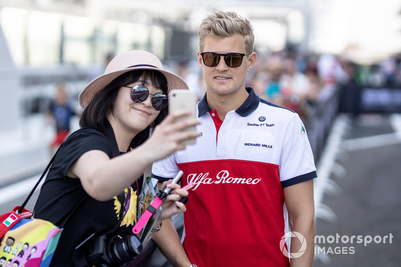Une fan de Marcus Ericsson, Sauber fait un selfie