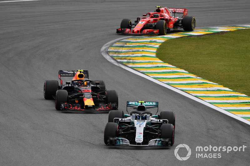 Valtteri Bottas, Mercedes-AMG F1 W09 y Max Verstappen, Red Bull Racing RB14