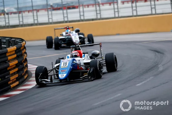 Sacha Fenestraz, Carlin
