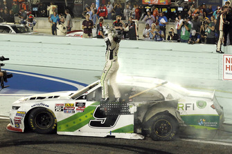 Tyler Reddick, JR Motorsports, Chevrolet Camaro BurgerFi celebrates