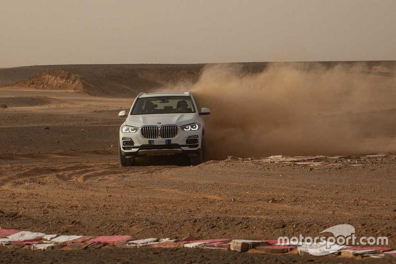 BMW X5 sur le circuit de Monza recréé dans le désert