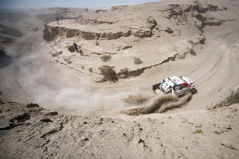 #302 Toyota Gazoo Racing Toyota Hilux: Жінель де Вільєр, Дірк фон Цітцевітц