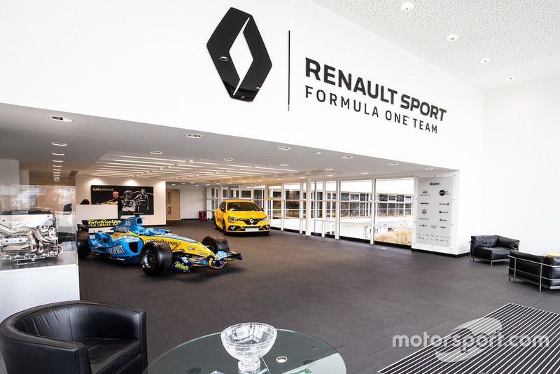 Salle d'exposition, Renault R24