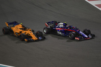 Pierre Gasly, Scuderia Toro Rosso STR13 and Stoffel Vandoorne, McLaren MCL33