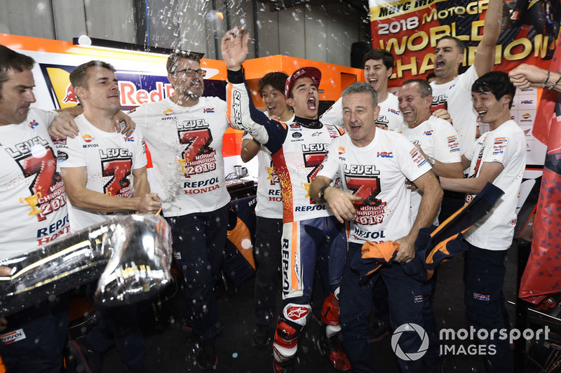 Il campione Marc Marquez, Repsol Honda Team, festeggia con il suo team