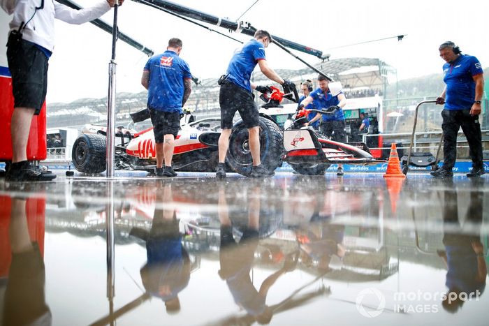 Mecánicos en el pit lane con Mick Schumacher, Haas VF-22