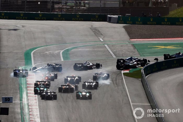 Pierre Gasly, AlphaTauri AT03, hace un trompo al inicio de la carrera