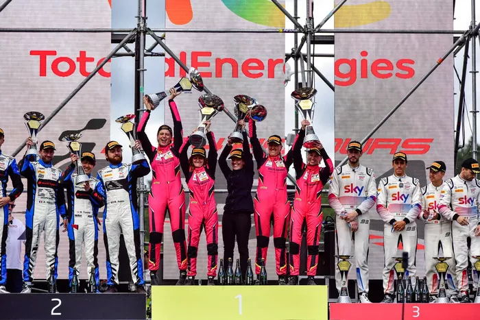 Gold-Cup-Podium: 1. Rahel Frey, Sarah Bovy, Michelle Gatting, Doriane Pin, 2. Ryuichiro Tomita, Arnold Robin, Maxime Robin, 3. Jonathan Hui, Christopher Froggatt, Eddie Cheever