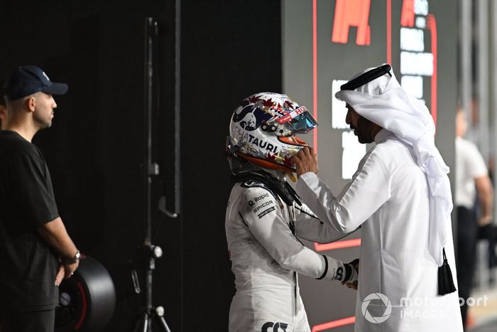 Yuki Tsunoda, Scuderia AlphaTauri, Mohammed bin Sulayem, Presidente, FIA, en Parc Ferme 