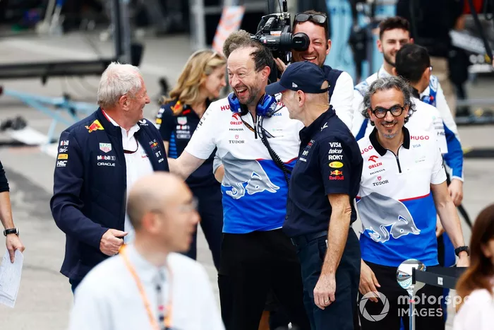 Helmut Marko, Asesor, Red Bull Racing, Adrian Newey, Director de Tecnología, Red Bull Racing, son felicitados en la ceremonia del podio.