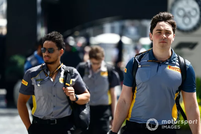 Les membres de l'équipe Pirelli arrivent dans le paddock 