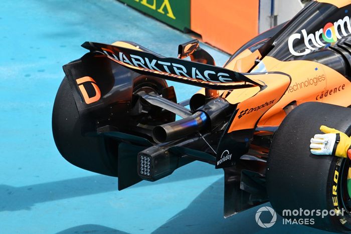 Los comisarios retiran el coche de Lando Norris, McLaren MCL38, después de que hiciera un trompo en la primera vuelta