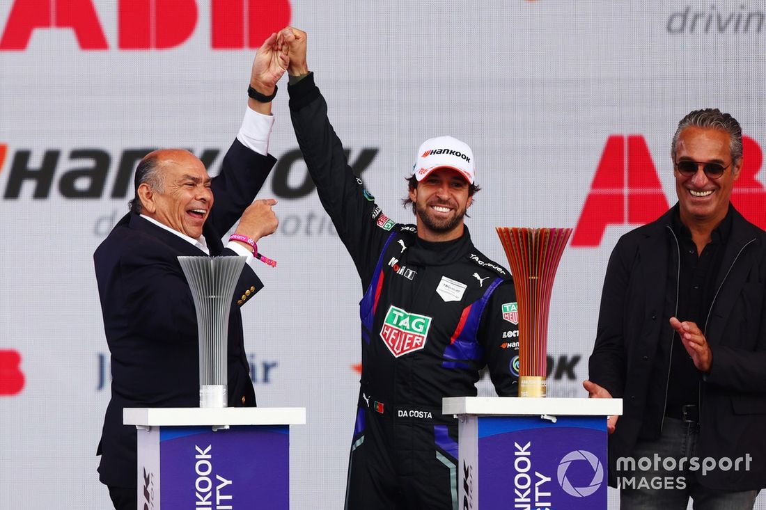 El segundo clasificado, Antonio Félix da Costa, del equipo TAG Heuer Porsche de Fórmula E, celebra en el podio con Antonio Pérez ante la mirada de Carlos Slim.