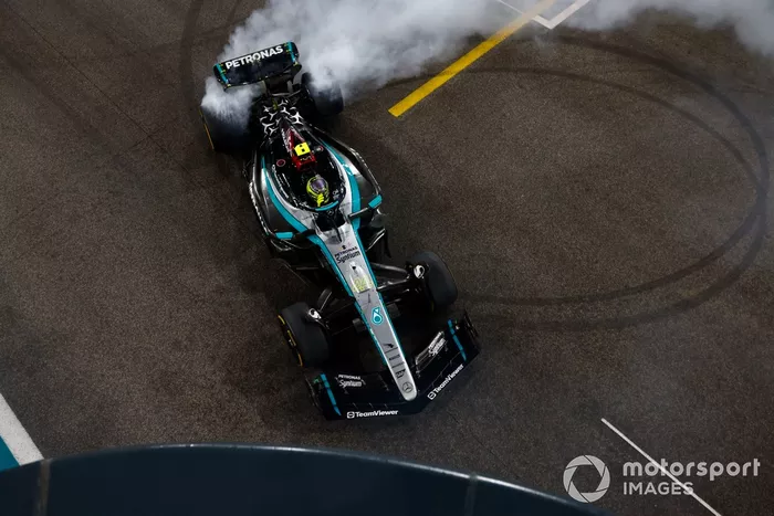 Lewis Hamilton, Mercedes F1 W15, fait des donuts à la fin de la course